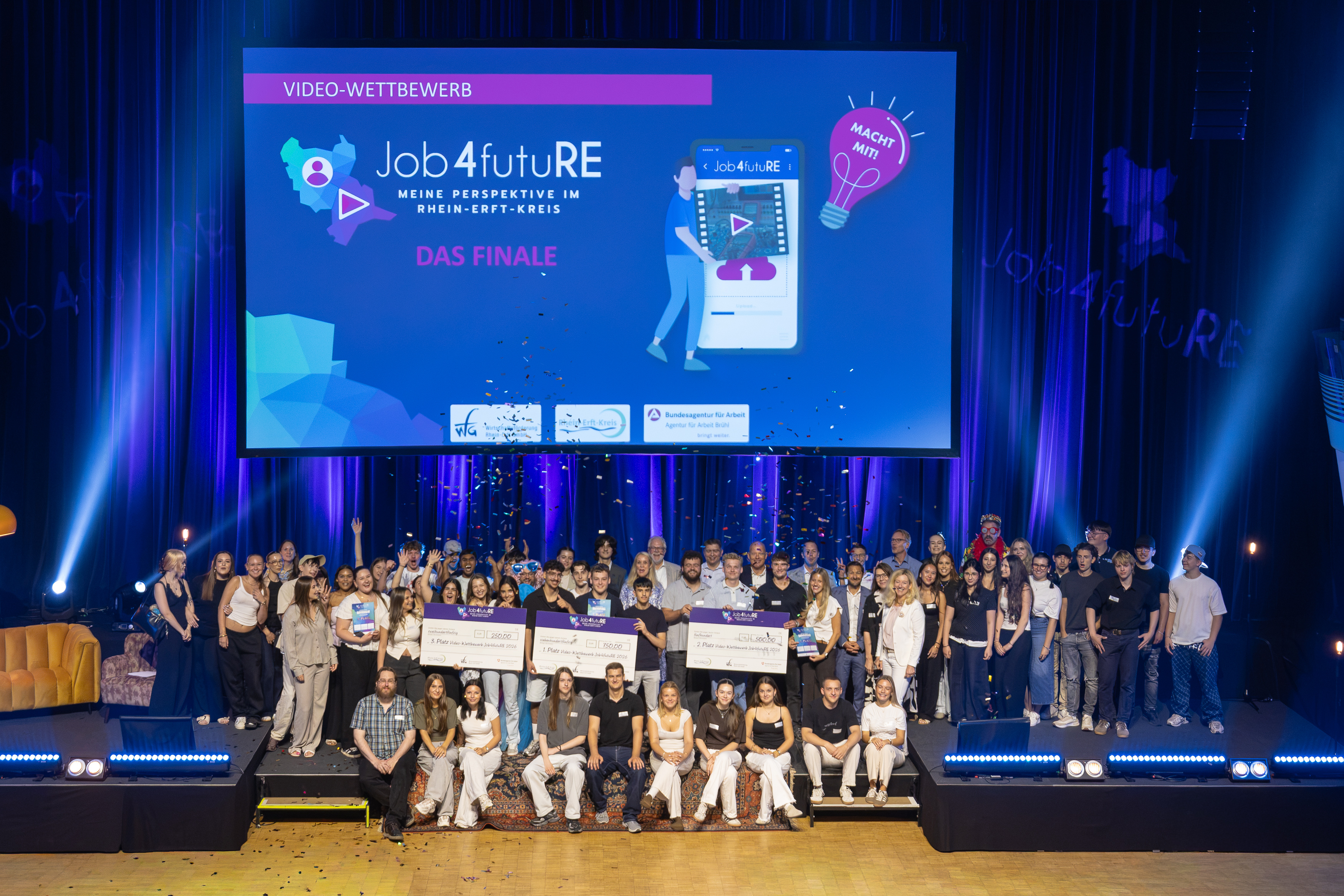 Gruppenbild mit allen Preisträgern des Wettbewerbs Job4futuRE