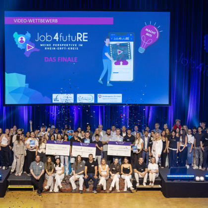 Gruppenbild mit allen Preisträgern des Wettbewerbs Job4futuRE